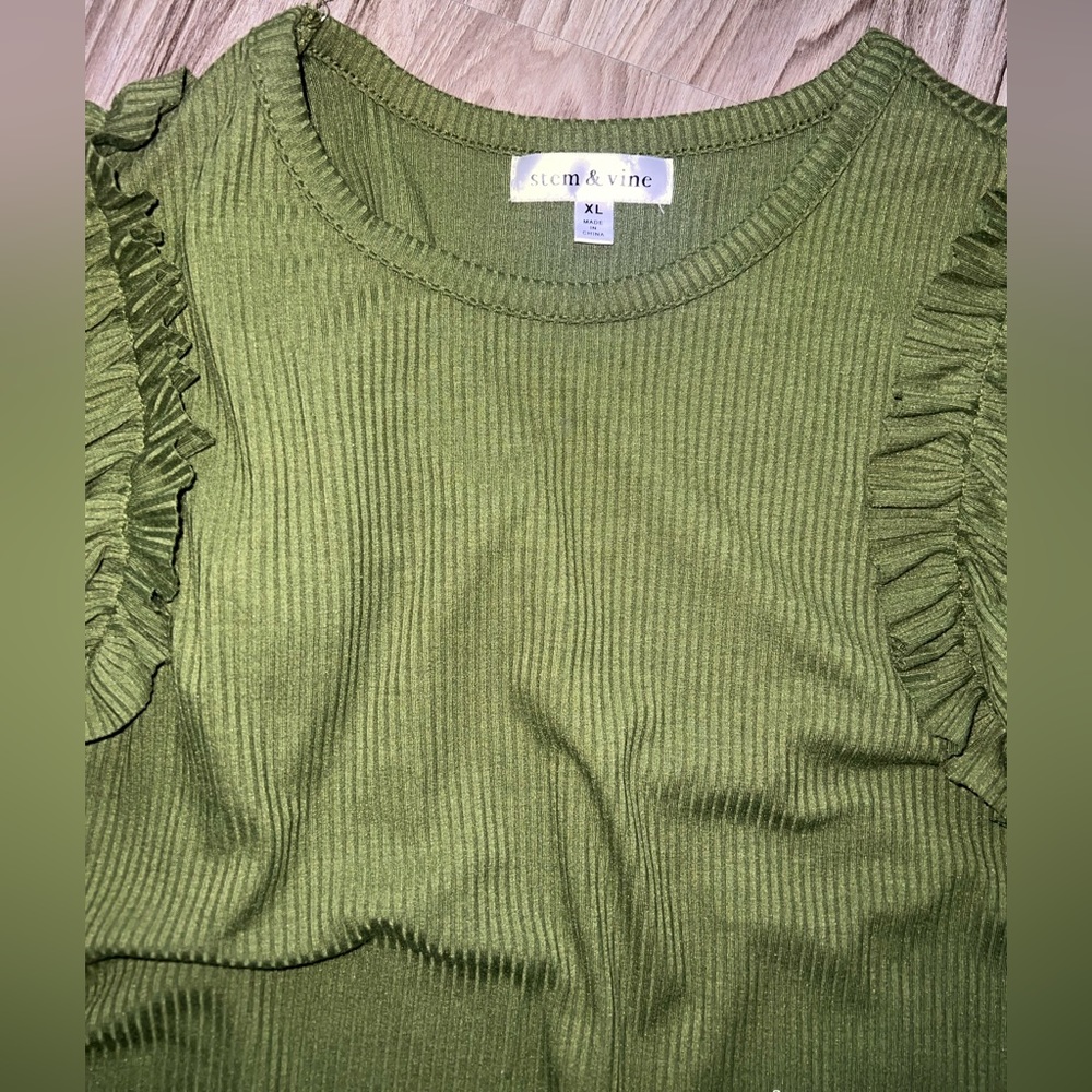 NWOT Ruffled top - Picture 4 of 7